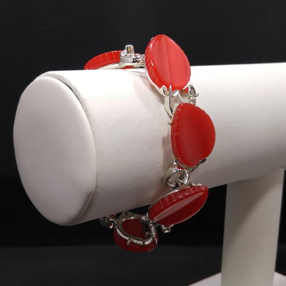 Lisner Red Lucite Leaves Bracelet, Silver Tone, 1950s Vintage Jewelry - Picture 3 of 10